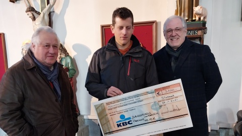 De cheque werd overhandigd aan de teamkapitein van de Glabbeekse Joggingclub, Jeroen Truyens